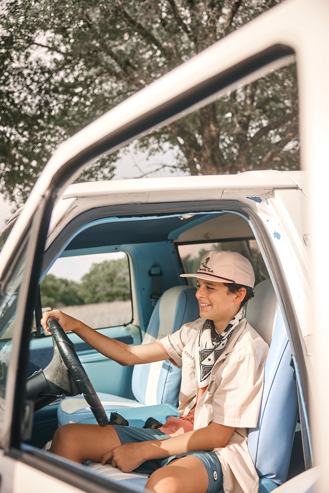 DOVE Pale peach/Maroon