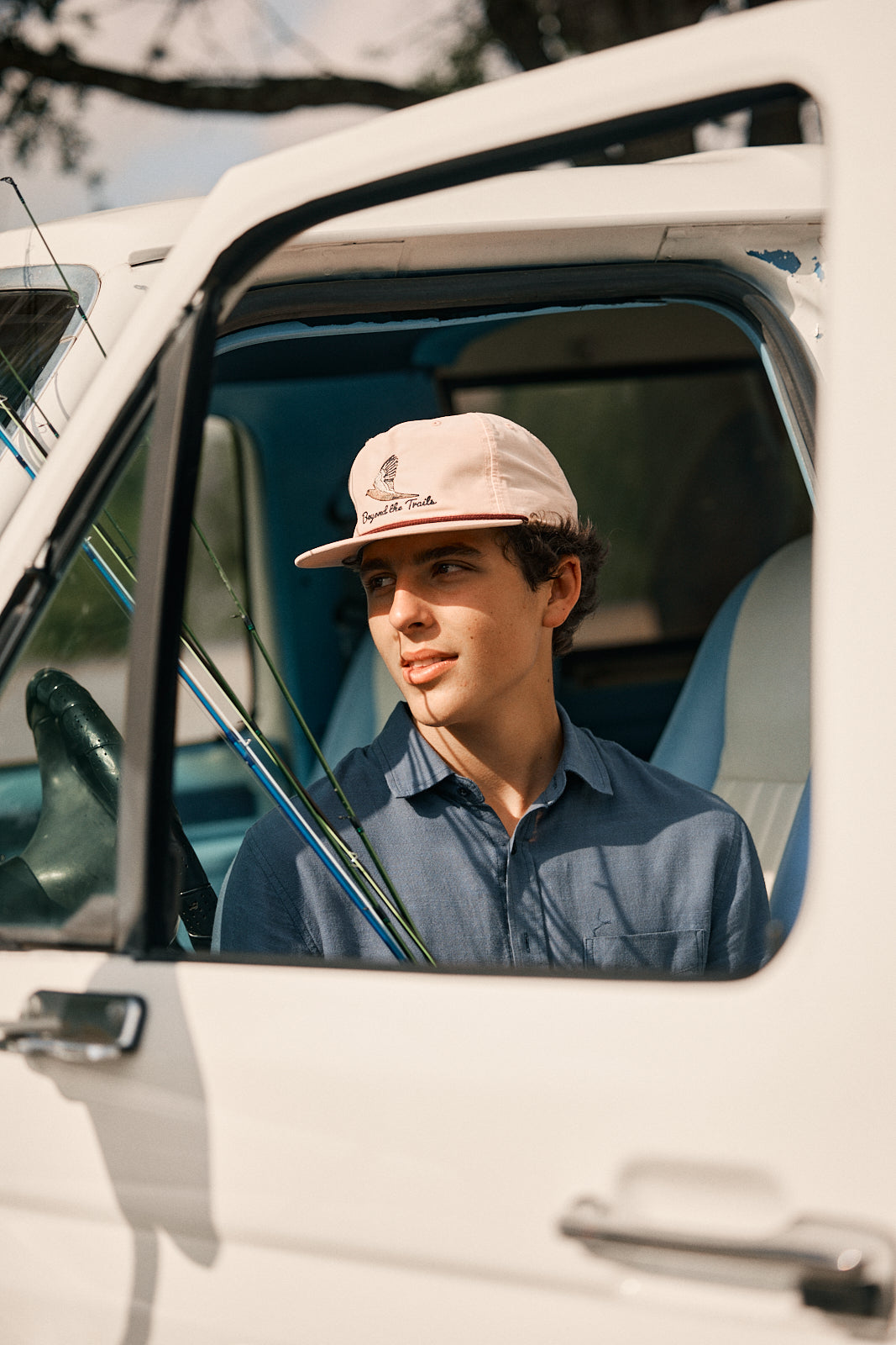 DOVE Pale peach/Maroon