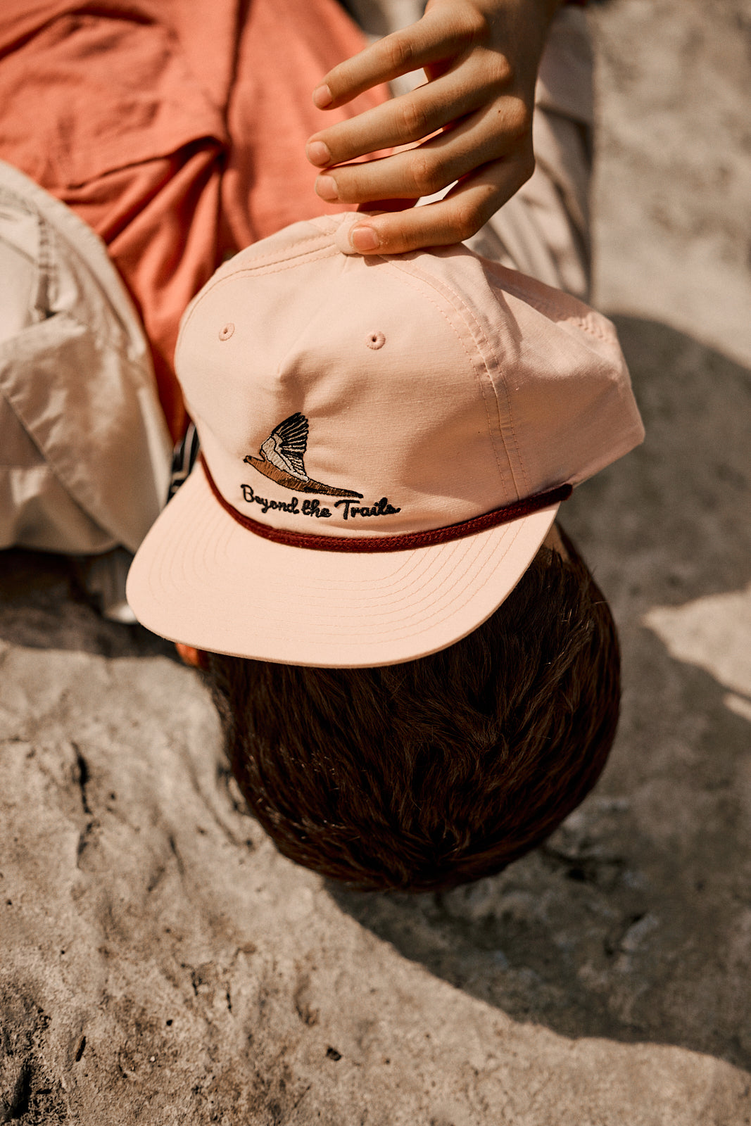 DOVE Pale peach/Maroon